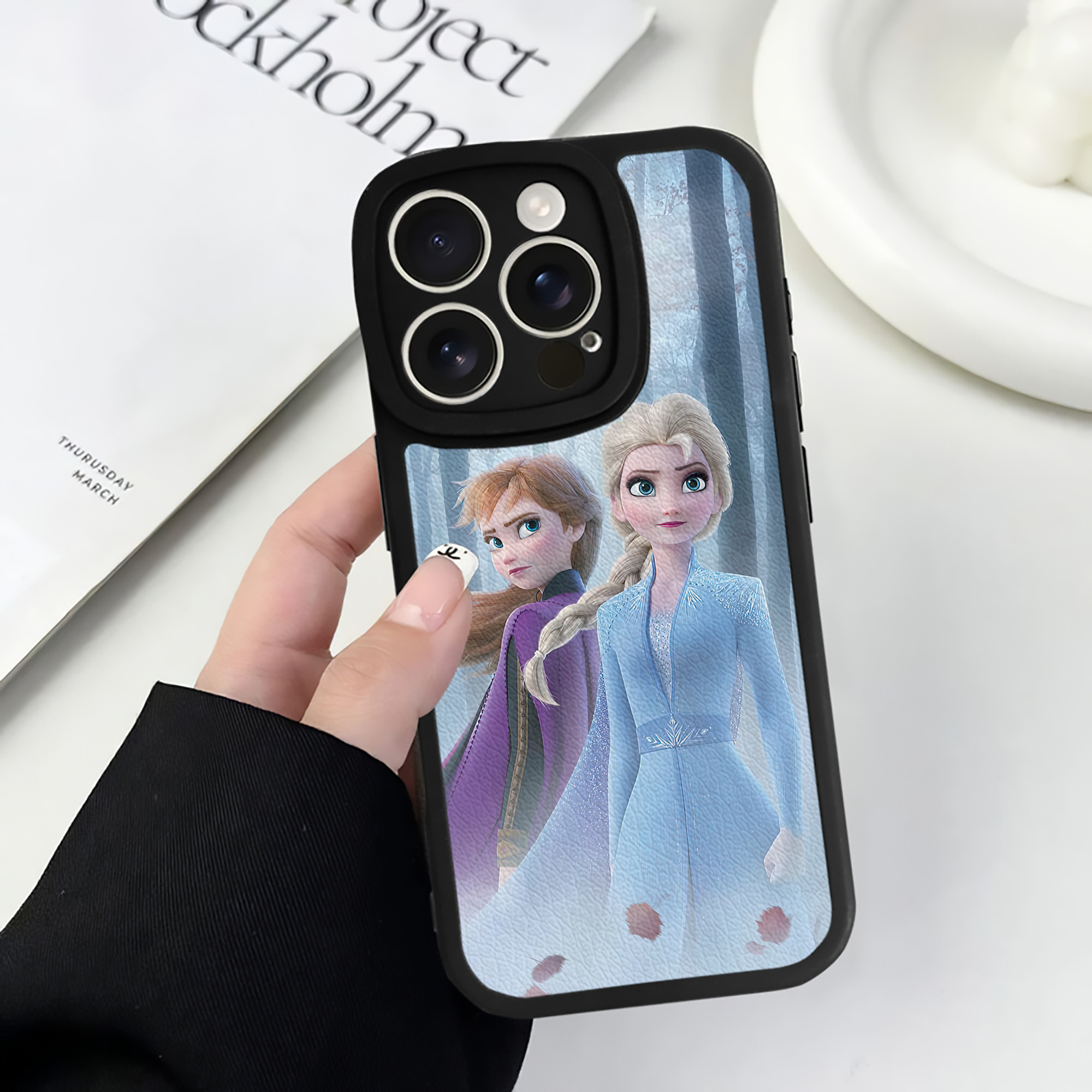（画像用） アナと雪の女王 アンナ エルサ Frozen Anna Elsa 【iPhone 16シリーズ対応】シリコンスマホケース（レザー調） 材質：シリコン